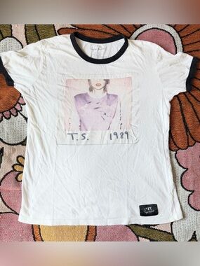 Taylor Swift 1989 Ringer Tee Size Small